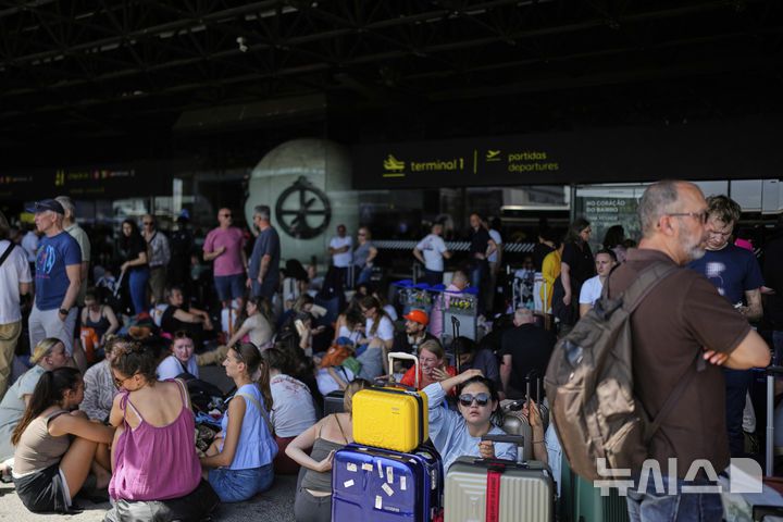 [리스본=AP/뉴시스] 28일(현지 시간) 포르투갈에서 전국적인 정전 사태가 발생해 리스본 국제공항 밖에서 승객들이 항공기 운항 재개를 기다리고 있다. 2025.04.29.Passengers wait outside Lisbon Airport during a nationwide power outage in Lisbon, Monday, April 28, 2025. (AP Photo/Armando Franca)