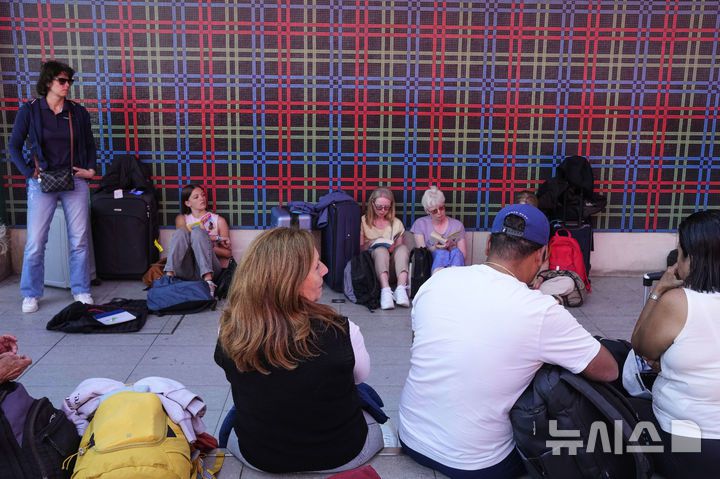 [리스본=AP/뉴시스] 28일(현지 시간) 포르투갈에서 전국적인 정전 사태가 발생해 리스본 국제공항 밖에서 승객들이 항공기 운항 재개를 기다리고 있다. 2025.04.29.