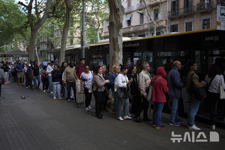 [바르셀로나=AP/뉴시스] 28일(현지 시간) 스페인에서 대규모 정전 사태가 발생해 바르셀로나 시민들이 버스 정류장에 몰려 있다. 이날 스페인과 포르투갈에서 발생한 대규모 정전으로 기차, 지하철, 항공기 등 주요 교통수단이 마비되며 피해가 잇따랐다. 2025.04.29.