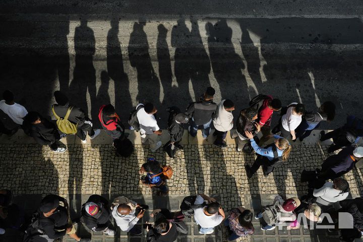 [리스본=AP/뉴시스] 28일(현지 시간) 포르투갈에서 전국적인 정전 사태가 발생해 기차와 지하철 운행이 중단되자 시민들이 환승장에서 버스를 기다리고 있다. 2025.04.29.