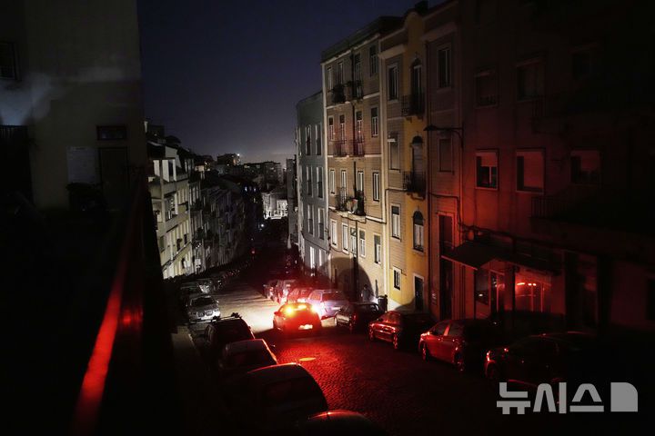 [리스본=AP/뉴시스] 28일(현지 시간) 포르투갈에서 전국적인 정전 사태가 발생해 리스본에서 자동차 한 대가 가로등이 꺼진 거리를 주행하고 있다. 2025.04.29.