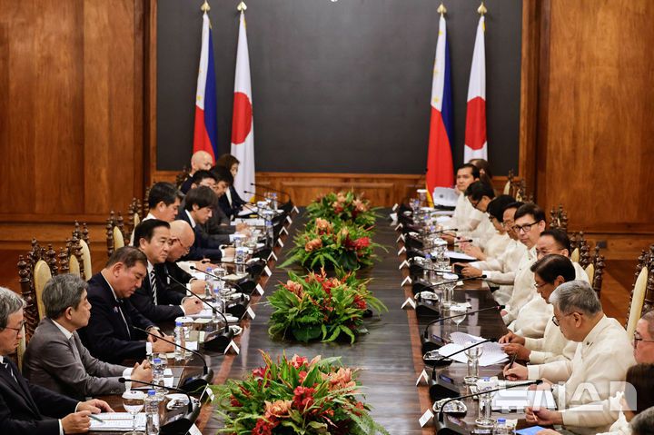 [마닐라=AP/뉴시스]필리핀을 방문한 이시바 시게루(왼쪽 3번째) 일본 총리는 29일 페르디난드 마르코스(오른쪽 3번째) 대통령과 마닐리 말라카낭궁에서 회담하고 있다. 2025.04.29.