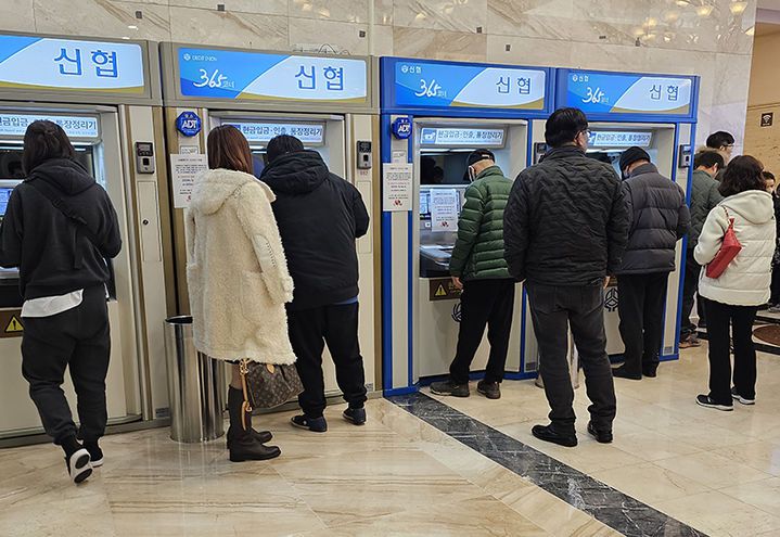 신협은행의 ATM기 이용모습.(사진=뉴시스) *재판매 및 DB 금지