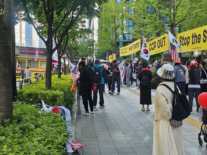 [서울=뉴시스] 이현주 기자=29일 조선 팰리스 서울 강남 앞에서는 트럼프 주니어 환영 집회가 열리기도 했다. 2025.04.29. juicy@newsis.com *재판매 및 DB 금지