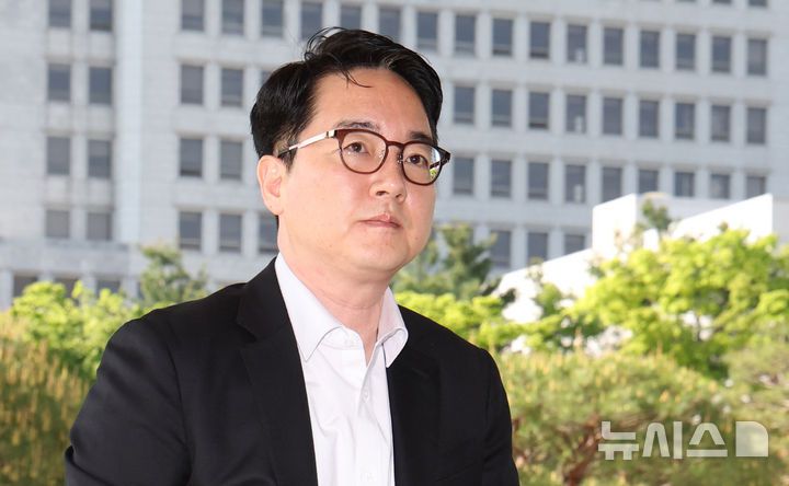 [서울=뉴시스] 추상철 기자 =심우정 검찰총장 자녀의 국립외교원 특혜채용 의혹을 수사 중인 고위공직자범죄수사처(공수처)가 16일 고발인 조사에 나섰다.   심우정 검찰총장이 지난달 29일 오전 서울 서초구 대검찰청으로 출근하고 있다. 2025.04.29. scchoo@newsis.com