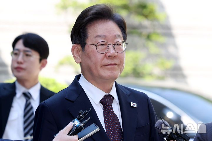 [서울=뉴시스] 추상철 기자 = 이재명 더불어민주당 제21대 대통령 선거 후보가 29일 오전 서울 서초구 서울중앙지방법원에서 '대장동 배임 및 성남FC 뇌물 의혹' 혐의와 관련 공판에 출석하고 있다. 2025.04.29. scchoo@newsis.com