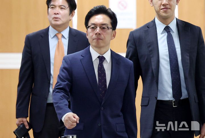 [서울=뉴시스] 추상철 기자 = 윤승영 전 경찰청 국가수사본부 수사기획조정관(치안감)이 29일 오전 서울 서초구 서울중앙지방법원에서 '12·3 비상계엄 사태 관련 내란중요임무종사' 등 혐의와 관련 공판에 출석하고 있다. 2025.04.29. scchoo@newsis.com
