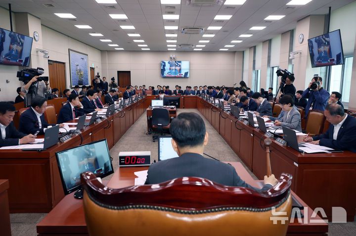 [서울=뉴시스] 고승민 기자 = 29일 서울 여의도 국회에서 열린 제424회 국회(임시회) 산업통상자원중소벤처기업위원회 제3차 전체회의에서 이철규 위원장이 추경 관련 안건을 상정하고 있다. 2025.04.29. kkssmm99@newsis.com