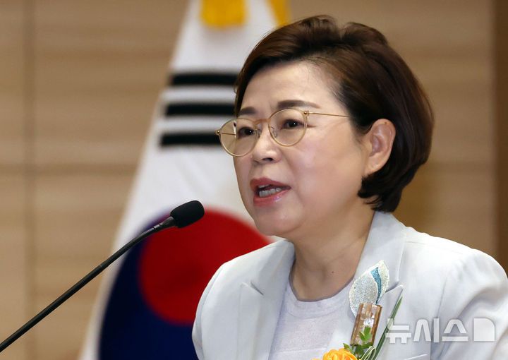 [서울=뉴시스] 조성봉 기자= 김정재 국민의힘 의원이 지난달 29일 오전 서울 여의도 국회 의원회관 대회의실에서 열린 근로형태 유연화와 공공형 택시 활성화를 통한 지속가능 택시산업 발전 토론회에서 인사말을 하고 있다. 2025.04.29. suncho21@newsis.com