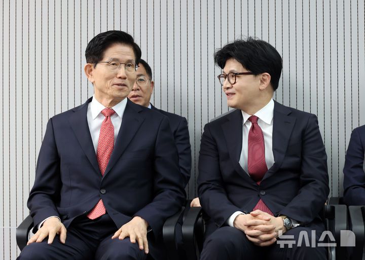 [서울=뉴시스] 고승민 기자 = 29일 서울 여의도 국민의힘 당사에서 열린 제21대 대통령 후보자 국민의힘 3차 경선 진출자 발표 행사에서 결과 발표 전 김문수, 한동훈 후보가 대화하고 있다. 2025.04.29. kkssmm99@newsis.com