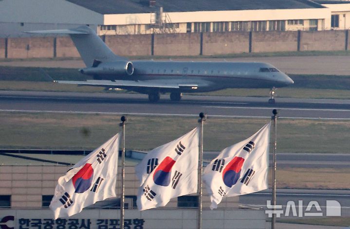 [서울=뉴시스] 김명년 기자 = 도널드 트럼프 미국 대통령의 장남 트럼프 주니어가 탑승한 항공기가 29일 서울 강서구 김포공항에 착륙하고 있다. 정용진 신세계그룹 회장의 초청으로 한국을 찾는 트럼프 주니어는 국내 주요 대기업 총수와 개별 면담을 가질 예정이다.(공동취재) 2025.04.29. kmn@newsis.com