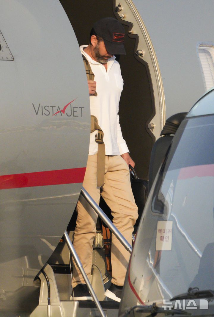 [서울=뉴시스] 공항사진기자단 = 도널드 트럼프 미국 대통령의 장남 트럼프 주니어가 29일 서울 강서구 김포공항에서 비행기에서 내리고 있다. 정용진 신세계그룹 회장의 초청으로 한국을 찾는 트럼프 주니어는 국내 주요 대기업 총수와 개별 면담을 가질 예정이다. 2025.04.29. photo@newsis.com