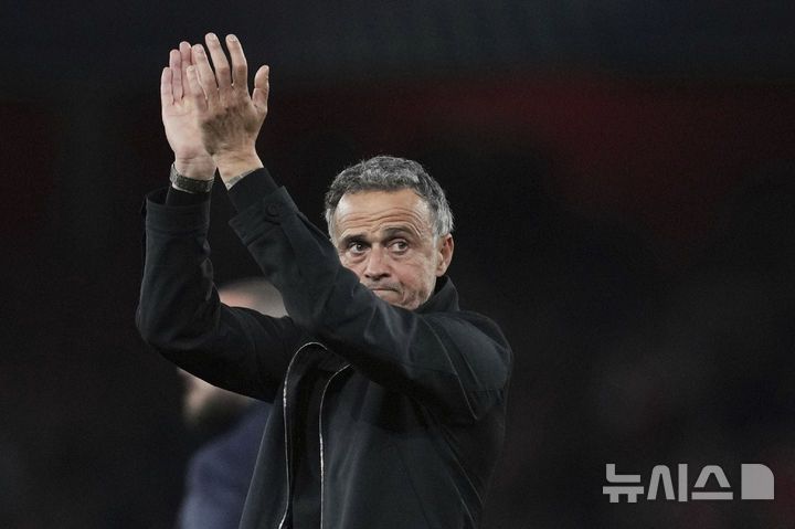 [런던=AP/뉴시스] 파리 생제르맹(PSG, 프랑스)의 루이스 엔리케 감독이 29일(현지 시간) 영국 런던 에미레이츠 스타디움에서 열린 2024-25 유럽축구연맹(UEFA) 챔피언스리그(UCL) 아스널과의 준결승 1차전에서 승리한 후 팬들에게 인사하고 있다. 이강인이 결장한 PSG가 1-0으로 승리하고 UCL 결승에 한발 먼저 다가섰다. 2025.04.30.