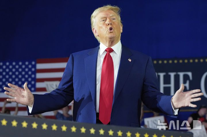 [워런(미시간주)=AP/뉴시스]도널드 트럼프 미국 대통령이 29일(현지 시간) 미시간주 워런의 머콤 카운티 커뮤니티 컬리지 스포츠 엑스포 센터에서 취임 100일 기념 집회를 열고 지지자들의 환호에 포즈를 취하고 있다. 2025.04.30.