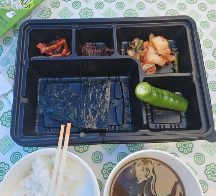 [서울=뉴시스] 충주시 장애인도민체전 첫날 배급돼 논란이 된 도시락의 모습이다 (사진=온라인 커뮤니티 캡쳐) 2025.04.30.photo@newsis.com *재판매 및 DB 금지