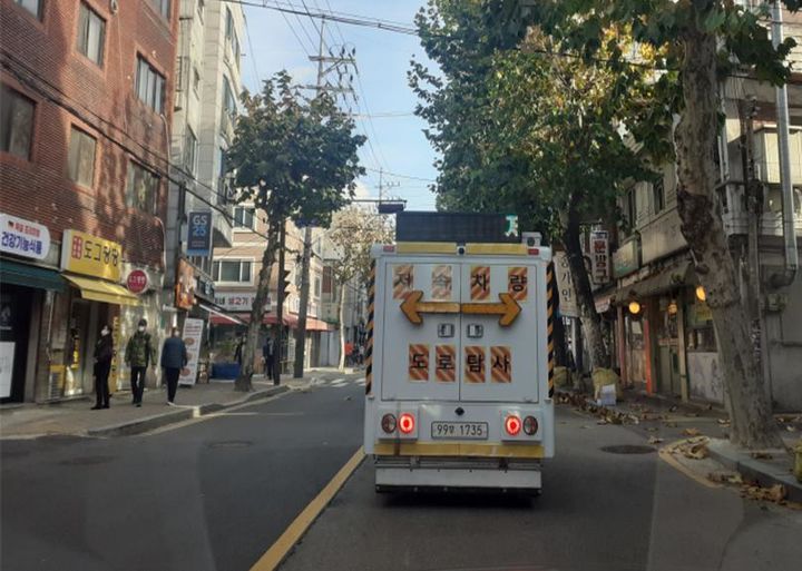 [서울=뉴시스] 차량형 지표투과레이더 탐사 모습. 2025.04.30 (사진 제공=강동구청) photo@newsis.com *재판매 및 DB 금지