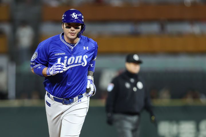 [서울=뉴시스] 프로야구 삼성 라이온즈 박병호가 30일 인천 SSG랜더스필드에서 열린 2025 신한 쏠뱅크 KBO리그 SSG 랜더스와의 경기 7회초 솔로홈런을 치고 베이스를 돌고 있다. (사진=삼성 제공) 2025.04.30. *재판매 및 DB 금지