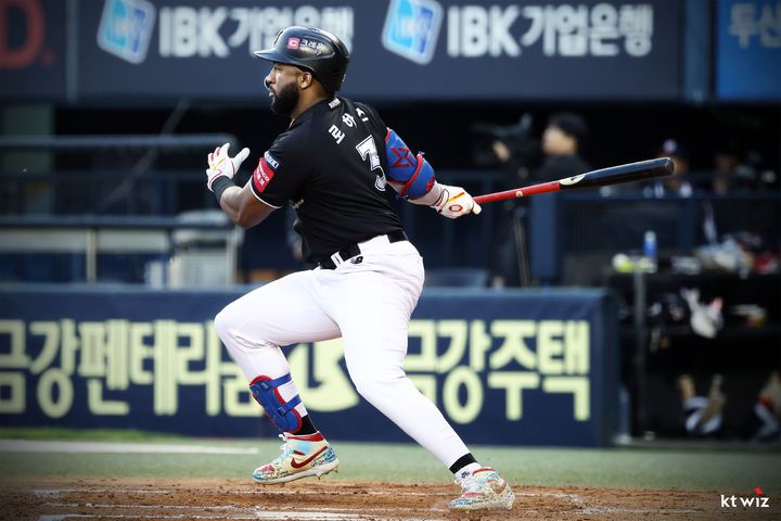 [서울=뉴시스] 프로야구 KT 위즈 로하스가 29일 잠실구장에서 열린 2025 신한 쏠뱅크 KBO리그 두산 베어스와의 경기에서 안타를 치고 있다. (사진=KT 제공) 2025.04.29. *재판매 및 DB 금지