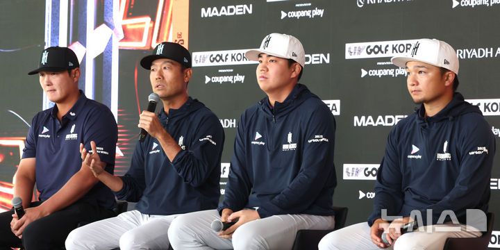 [인천=뉴시스] 전진환 기자 =  LIV 골프 코리아 경기를 앞두고 30일 인천 연수구 잭니클라우스CC에서 열린 '아이언헤드'팀 기자회견에서 케빈 나(캡틴)가 취재진 질문에 답하고 있다. 대니 리(왼쪽부터), 캐빈 나, 장유빈, 고즈마 지니치로. 2024.04.30. amin2@newsis.com
