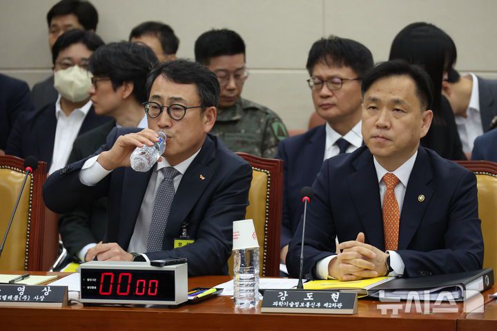 [서울=뉴시스] 고승민 기자 = 유영상 SKT 사장이 30일 서울 여의도 국회에서 열린 과학기술방송정보통신위원회 전체회의에서 물을 마시고 있다. 2025.04.30. kkssmm99@newsis.com