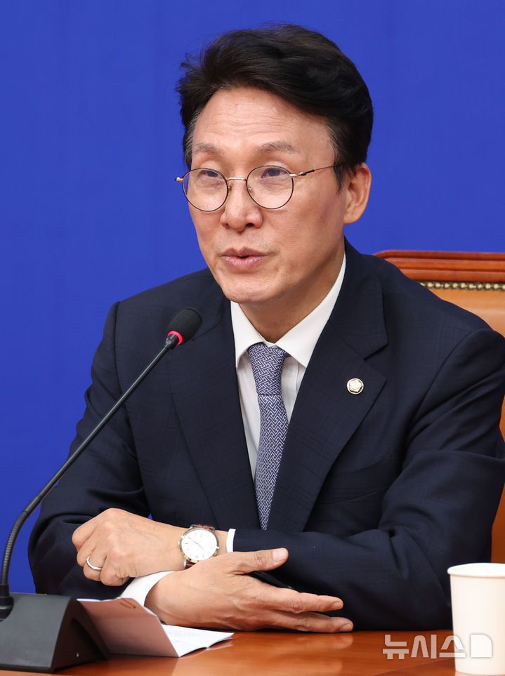 [서울=뉴시스] 조성봉 기자 = 대선 상임 공동선거대책위원장인 김민석 더불어민주당 최고위원이 30일 오전 서울 여의도 국회에서 현안관련 기자간담회에서 발언을 하고 있다. 2025.04.30. suncho21@newsis.com