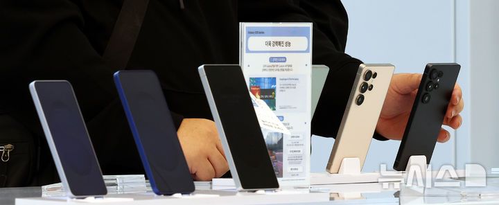 [서울=뉴시스] 박주성 기자 = 30일 서울 강남구 서초동 삼성 강남에서 고객들이 갤럭시 S25를 만져보고 있다. 2025.04.30. park7691@newsis.com
