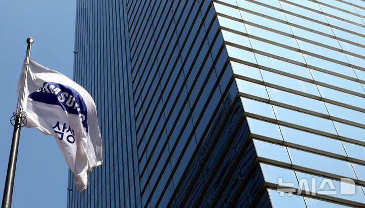 [서울=뉴시스] 박주성 기자 = 30일 서울 서초구 삼성전자 서초사옥의 깃발이 바람에 날리고 있다. 삼성전자는 올해 1분기(1~3월) 연결 기준으로 매출 79조1405억원, 영업이익 6조6853억원의 실적을 기록했다고 밝혔다.매출은 분기 기준 사상 최대다. 전년 같은 분기 71조9156억원 대비 10.1% 증가했다. 2025.04.30. park7691@newsis.com