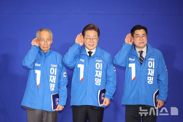 [서울=뉴시스] 고승민 기자 = 30일 서울 여의도 국회 의원회관에서 열린 더불어민주당 제21대 대통령선거 '진짜 대한민국' 중앙선거대책위원회 출범식에서 이재명 대선 후보와 윤여준, 박찬대 총괄선대위원장이 경청하는 포즈를 취하고 있다. 2025.04.30. kkssmm99@newsis.com