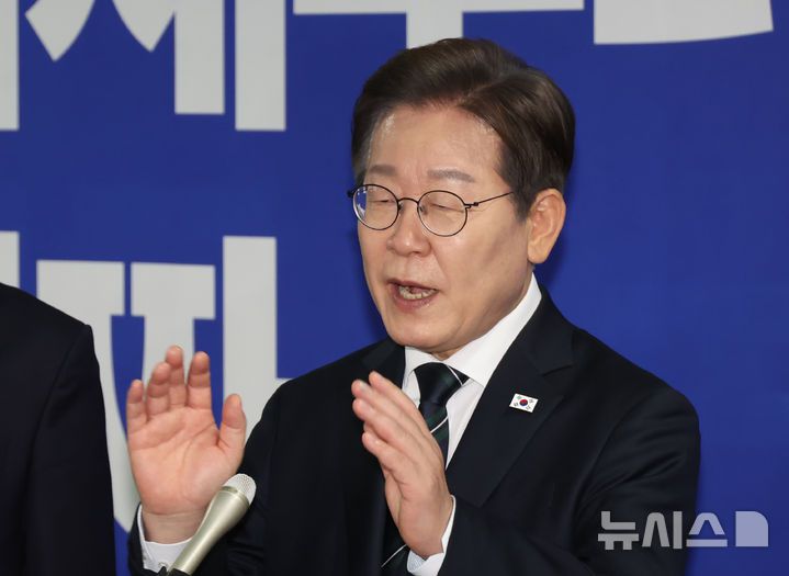 [서울=뉴시스] 고승민 기자 = 30일 서울 여의도 국회 의원회관에서 열린 더불어민주당 제21대 대통령선거 '진짜 대한민국' 중앙선거대책위원회 출범식에서 종료 후 이재명 대선 후보가 백브리핑을 하고 있다. 2025.04.30. kkssmm99@newsis.com