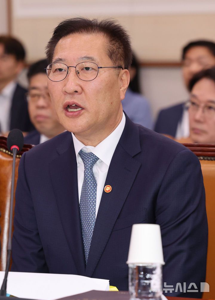 [서울=뉴시스] 권창회 기자 = 박성재 법무부 장관이 30일 서울 여의도 국회에서 열린 법제사법위원회 전체회의에서 의원질의에 답하고 있다. 2025.04.30. kch0523@newsis.com