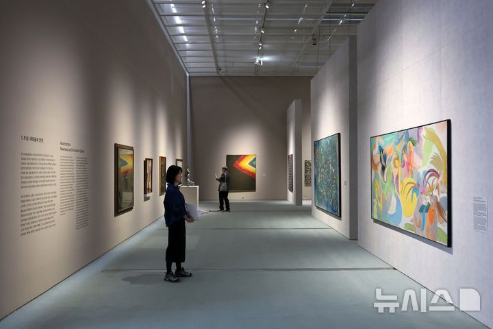 [서울=뉴시스] 박진희 기자 = 국립현대미술관은 30일 서울 종로구 국립현대미술관 서울에서 MMCA 서울 상설전 '한국현대미술 하이라이트' 언론공개회를 갖고 이건희컬렉션 9점을 포함하여 1960년대에서 2010년대에 이르는 한국현대미술 대표작 86점을 엄선하여 소개하고 있다. 이번 전시는 서울관 개관 이래 대표 소장품만을 선보이는 첫 상설전이다. 2025.04.30. pak7130@newsis.com