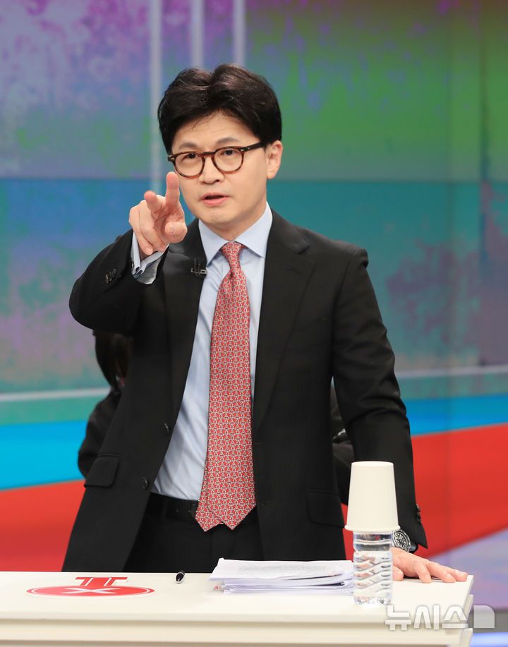 [서울=뉴시스] 국회사진기자단 = 한동훈 제21대 대통령 선거 국민의힘 경선 후보가 30일 오후 서울 중구 TV조선 스튜디오에서 열린 TV토론에 앞서 준비를 하고 있다. 2025.04.30. photo@newsis.com