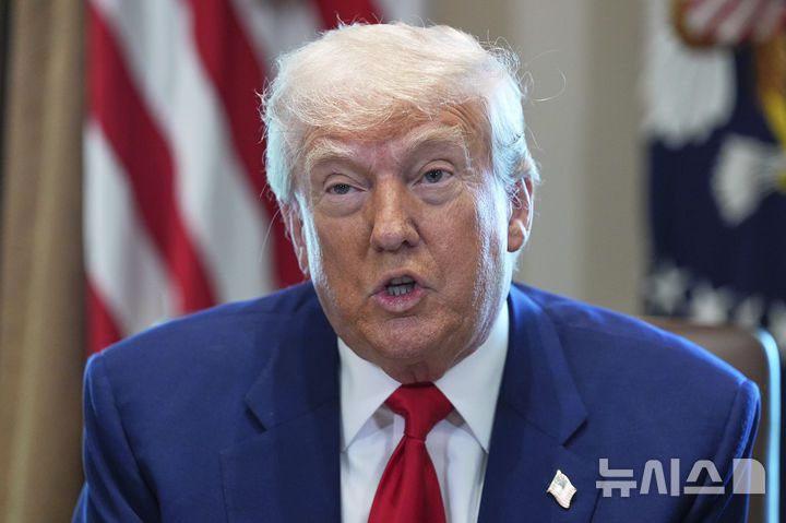 [워싱턴=AP/뉴시스]도널드 트럼프 미국 대통령은 30일(현지 시간) 한국과 인도, 일본과 관세 협상을 포함한 무역 합의에 도달할 가능성이 있다고 밝혔다. 사진은 트럼프 대통령이 30일 백악관에서 각료회의를 주재하고 발언하고 있는 모습. 2025.05.01.