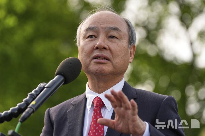 [워싱턴=AP/뉴시스] 손정의일본 소프트뱅크 회장 겸 최고경영자(CEO)가 4월 30일 미국 워싱턴 백악관 웨스트윙 밖에서 연설하고 있다. 2025.12.05.