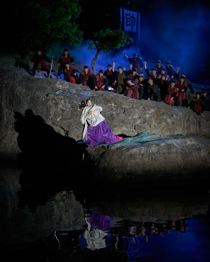 [진주=뉴시스]진주성 앞 의암바위서 '의기논개' 공연 모습.(사진=극단현장 제공).2025.05.01.photo@newsis.com *재판매 및 DB 금지