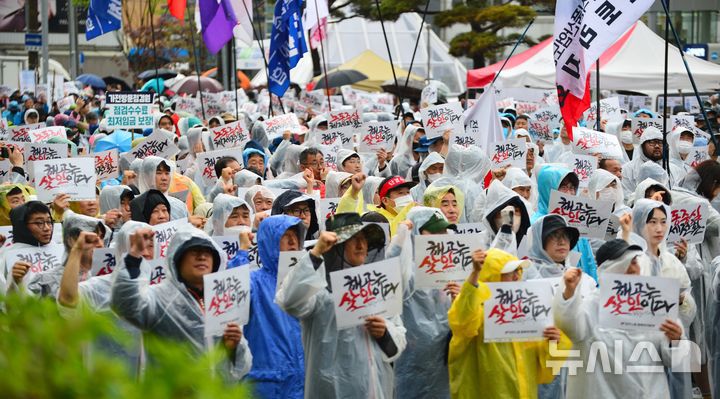 [청주=뉴시스] 서주영 기자 = 민주노총 충북본부가 1일 청주시 상당구 충북개발공사 앞 도로에서 '2025 세계노동절 충북노동자대회'를 하고 있다. 2025.05.01. juyeong@newsis.com