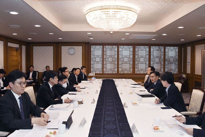 [세종=뉴시스] 김범석 기획재정부 1차관은 서울 종로구 정부서울청사에서 '제3차 통상현안 관련 범정부 국내대응 전담반(TF)' 회의를 주재하고 관세 피해 기업과 수출기업에 대한 금융지원 방안 등을 논의했다. (사진=기재부 제공) 2025.05.01. photo@newsis.com *재판매 및 DB 금지