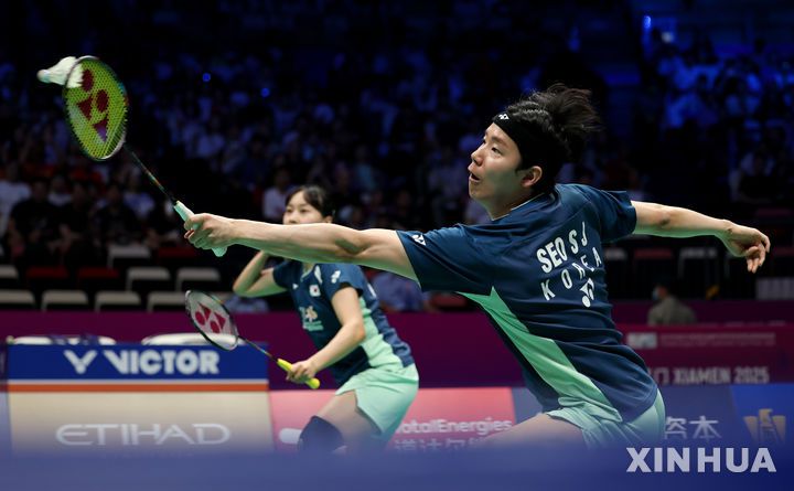 [샤먼=신화/뉴시스] 서승재(오른쪽)와 채유정이 지난달 30일(현지 시간) 중국 푸젠성 샤먼에서 열린 2025 세계배드민턴연맹(BWF) 수디르만컵 대만과의 조별 리그 B조 3차전 혼합복식 1경기에서 첸정콴-쉬인후이 조와 경기하고 있다. 서승재-채유정이 2-0(21-12 21-10)으로 이기고 이미 8강 진출을 확정한 한국은 매치 스코어 4-1로 승리하며 3연승을 거뒀다. 2025.05.01.
