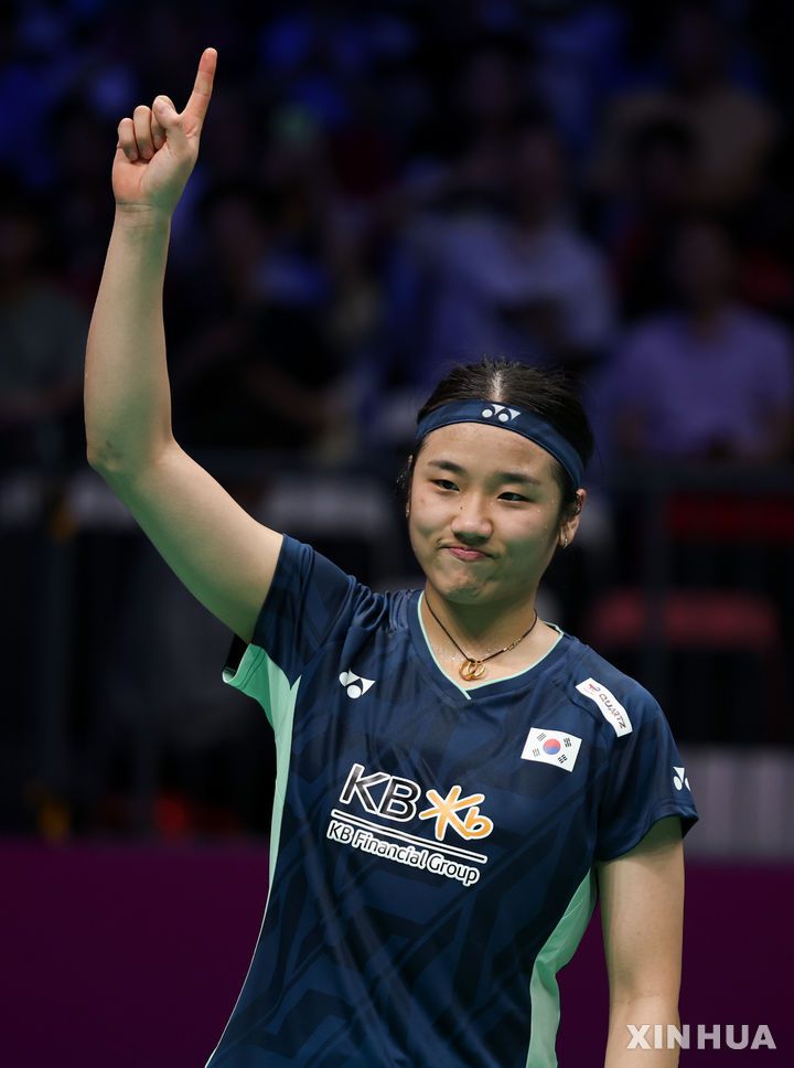 [샤먼=신화/뉴시스] 안세영이 지난달 30일(현지 시간) 중국 푸젠성 샤먼에서 열린 2025 세계배드민턴연맹(BWF) 수디르만컵 대만과의 조별 리그 B조 3차전 여자 단식 2경기에서 추핀치안을 꺾은 후 세리머니하고 있다. 안세영이 2-0(21-7 21-13)으로 이기고 이미 8강 진출을 확정한 한국은 매치 스코어 4-1로 승리해 3연승을 거뒀다. 2025.05.01.