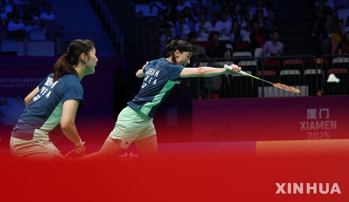 [샤먼=신화/뉴시스] 백하나(왼쪽)와 이소희가 지난달 30일(현지 시간) 중국 푸젠성 샤먼에서 열린 2025 세계배드민턴연맹(BWF) 수디르만컵 대만과의 조별 리그 B조 3차전 여자복식 4경기에서 셰이페이산-홍언쯔 조와 경기하고 있다. 백하나-이소희가 2-1(17-21 21-12 21-12)로 이기고 이미 8강 진출을 확정한 한국은 매치 스코어 4-1로 승리하며 3연승을 거뒀다. 2025.05.01.