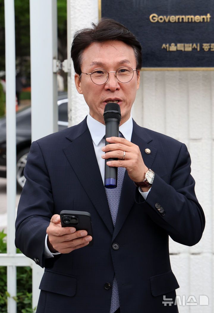 [서울=뉴시스] 배훈식 기자 = 김민석 더불어민주당 수석 최고위원이 1일 오전 서울 종로구 정부서울청사 앞에서 한덕수 대통령 권한대행 국무총리 규탄 기자회견을 하고 있다. 2025.05.01. dahora83@newsis.com