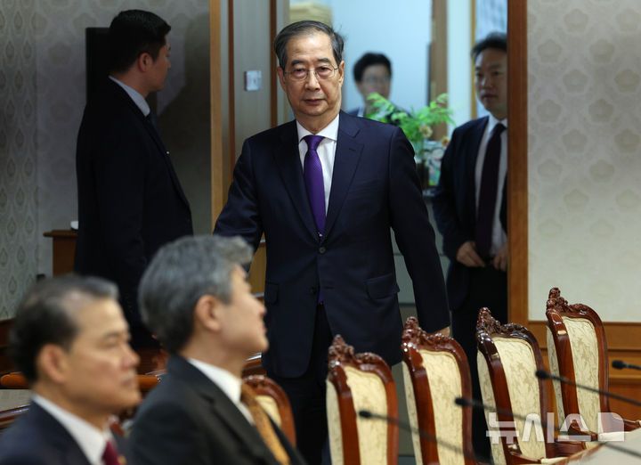 [서울=뉴시스] 고범준 기자 = 한덕수 대통령 권한대행 국무총리가 1일 서울 종로구 정부서울청사에서 열린 안보관계장관회의에 참석하고 있다. 2025.05.01. bjko@newsis.com