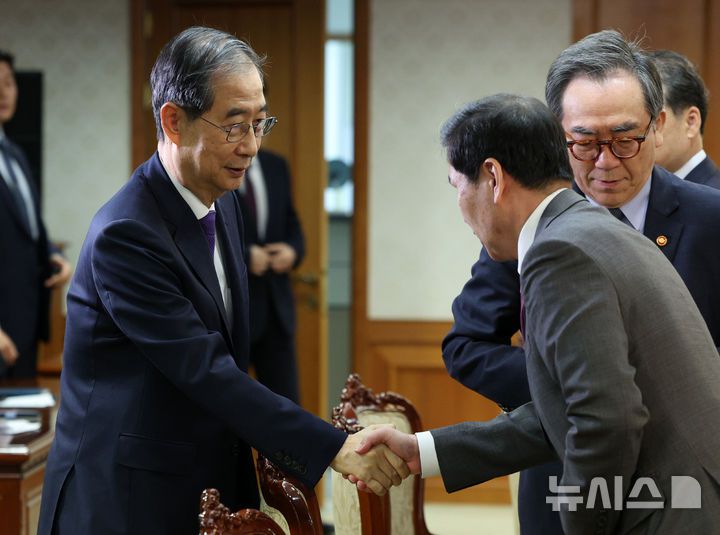 [서울=뉴시스] 고범준 기자 = 한덕수 대통령 권한대행 국무총리가 1일 서울 종로구 정부서울청사에서 열린 안보관계장관회의에 참석하며 김선호 국방부장관 직무대행과 악수하고 있다. 2025.05.01. bjko@newsis.com