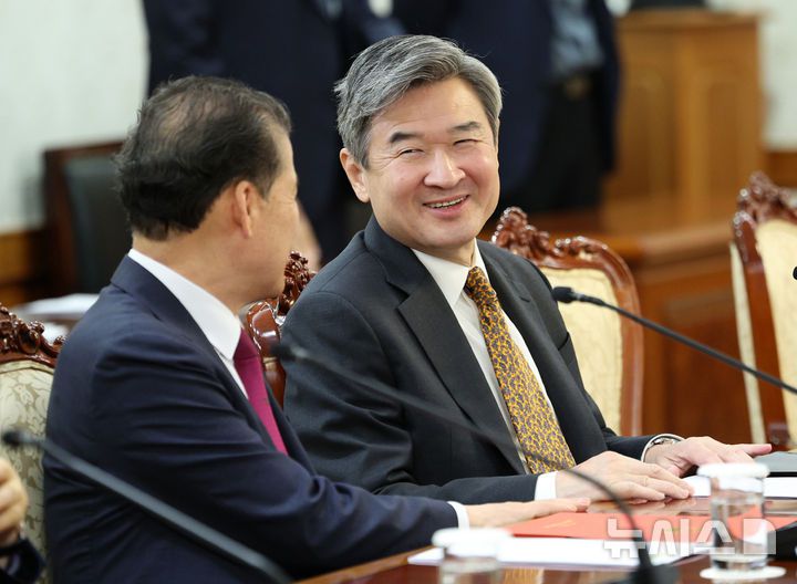 [서울=뉴시스] 고범준 기자 = 조태용 국정원장이 1일 서울 종로구 정부서울청사에서 열린 안보관계장관회의에서 김영호 통일부 장관과 대화를 하고 있다. 2025.05.01. bjko@newsis.com