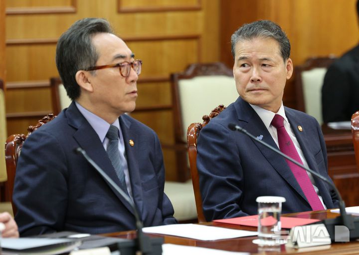 [서울=뉴시스] 고범준 기자 = 김영호 통일부 장관이 1일 서울 종로구 정부서울청사에서 열린 안보관계장관회의에서 조태열 외교부 장관과 대화를 하고 있다. 2025.05.01. bjko@newsis.com