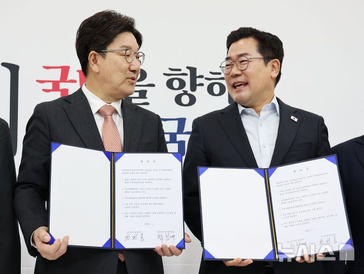 [서울=뉴시스] 권창회 기자 = 권성동 국민의힘 원내대표와 박찬대 더불어민주당 당대표 직무대행 겸 원내대표가 1일 오전 서울 여의도 국회에서 추경안 합의문에 서명한 뒤 기념촬영을 하고 있다. 2025.05.01. kch0523@newsis.com