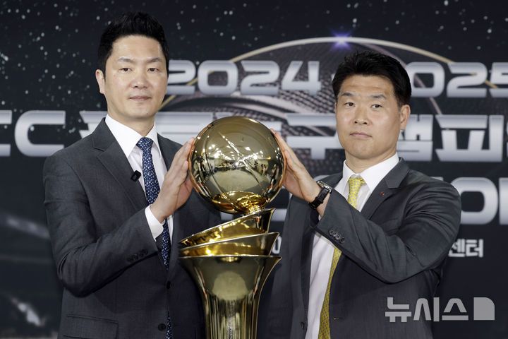 [서울=뉴시스] 최동준 기자 = 지난 1일 서울 강남구 KBL센터에서 열린 2024-2025 KCC 프로농구 챔피언결정전 미디어데이에서 서울 SK 전희철, 창원 LG 조상현 감독이 기념촬영을 하고 있다. 2025.05.01. photocdj@newsis.com