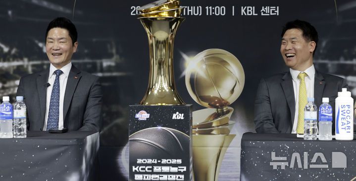 [서울=뉴시스] 최동준 기자 = 지난 1일 서울 강남구 KBL센터에서 열린 2024-2025 KCC 프로농구 챔피언결정전 미디어데이에서 서울 SK 전희철, 창원 LG 조상현 감독이 대화하며 밝게 웃고 있다. 2025.05.01. photocdj@newsis.com
