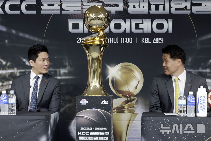 [서울=뉴시스] 최동준 기자 = 지난 1일 서울 강남구 KBL센터에서 열린 2024-2025 KCC 프로농구 챔피언결정전 미디어데이에서 서울 SK 전희철, 창원 LG 조상현 감독이 대화하고 있다. 2025.05.01. photocdj@newsis.com
