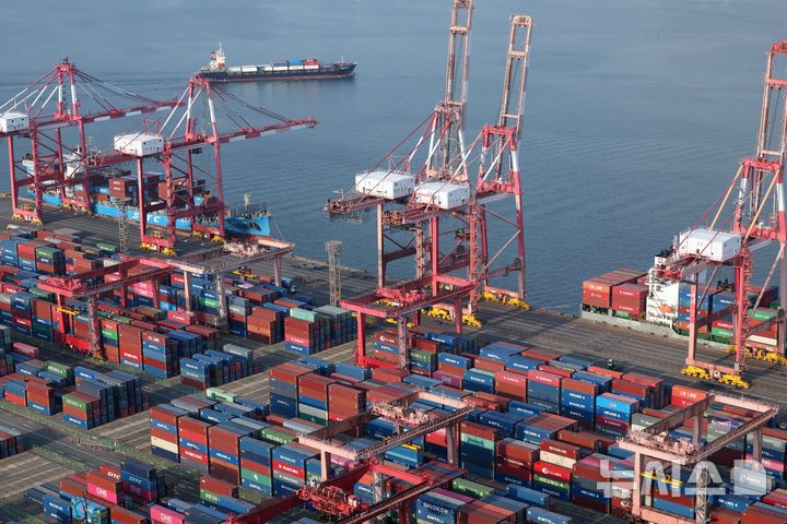 [부산=뉴시스] 하경민 기자 = 1일 산업통상자원부가 발표한 '4월 수출입동향'에 따르면 지난달 수출은 전년 대비 3.7% 증가한 582억1000만 달러(83조366억원), 수입은 2.7% 감소한 533억2000만 달러(76조610억원)로 집계됐다. 특히 수출은 역대 4월 중 최대실적을 기록했으며, 3개월 연속 증가세를 보였다.이날 부산 남구 신선대부두에서 수출입 컨테이너 선적 및 하역작업이 진행되고 있다. 2025.05.01. yulnetphoto@newsis.com